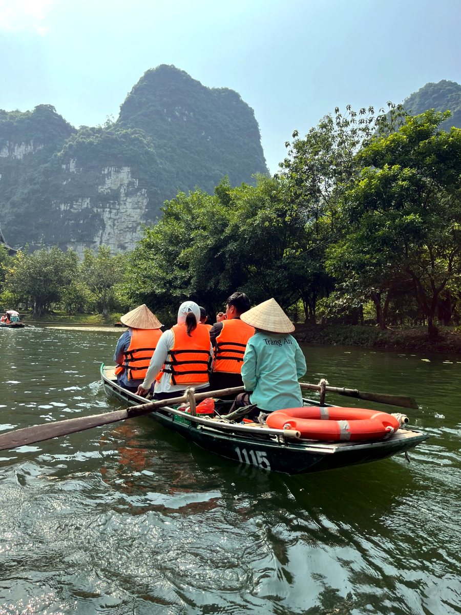 Rowing boat on the river beneath limestone karsts in Tràng An