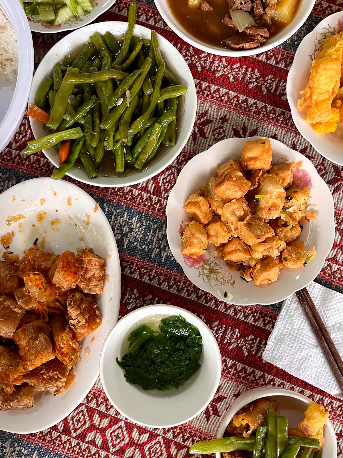 Rice, vegetables, meat and dipping sauces shared during the loop